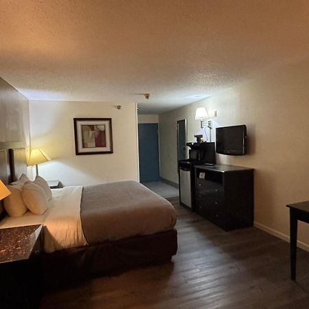 Quality Inn & Suites Woodstock Near Lake Geneva Εξωτερικό φωτογραφία