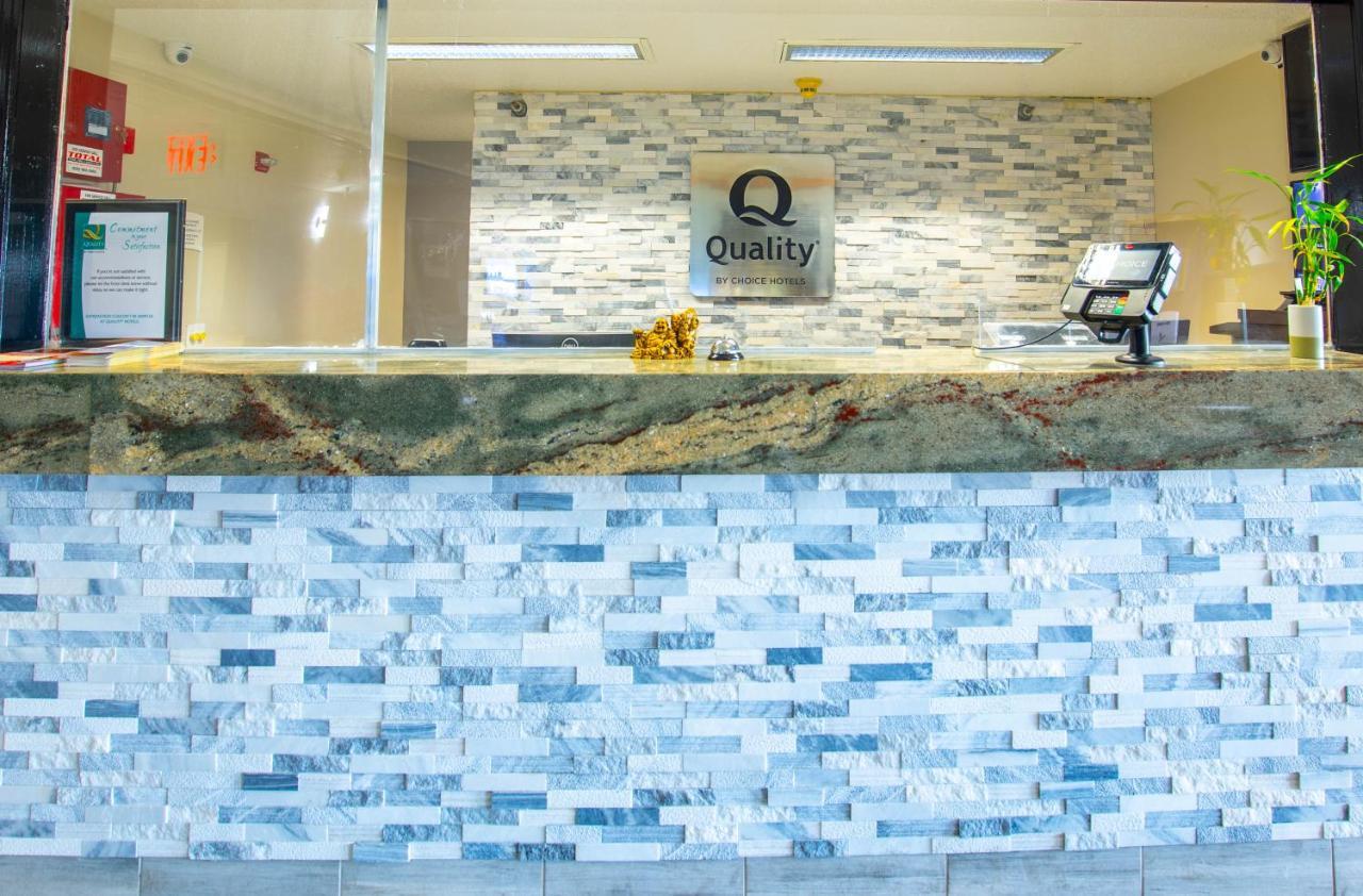 Quality Inn & Suites Woodstock Near Lake Geneva Εξωτερικό φωτογραφία