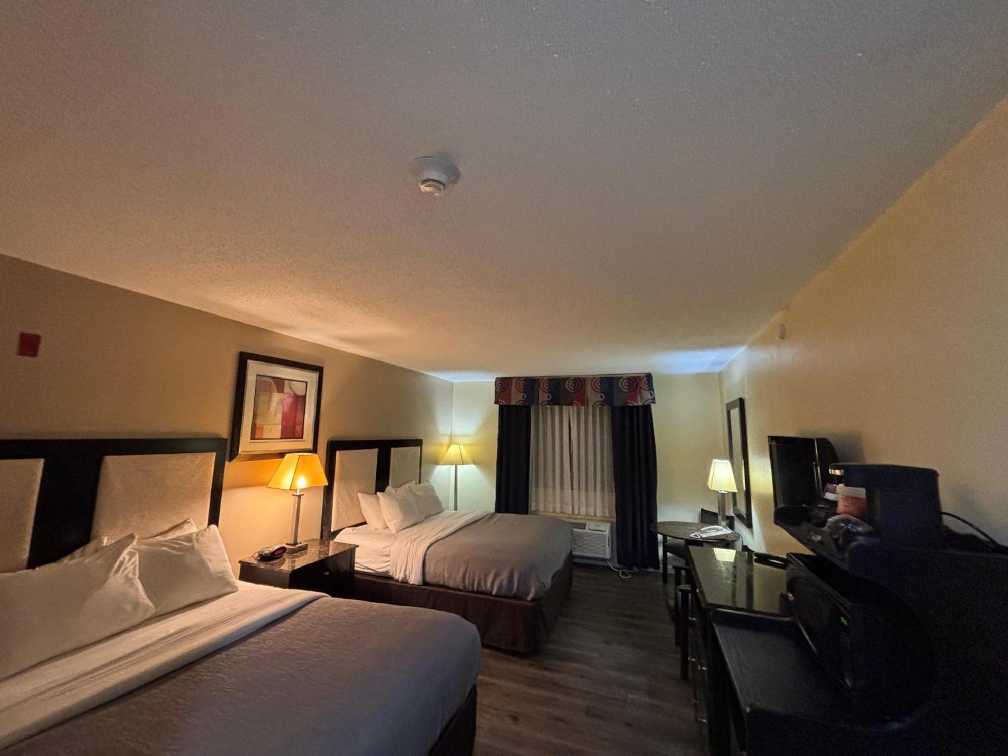 Quality Inn & Suites Woodstock Near Lake Geneva Εξωτερικό φωτογραφία