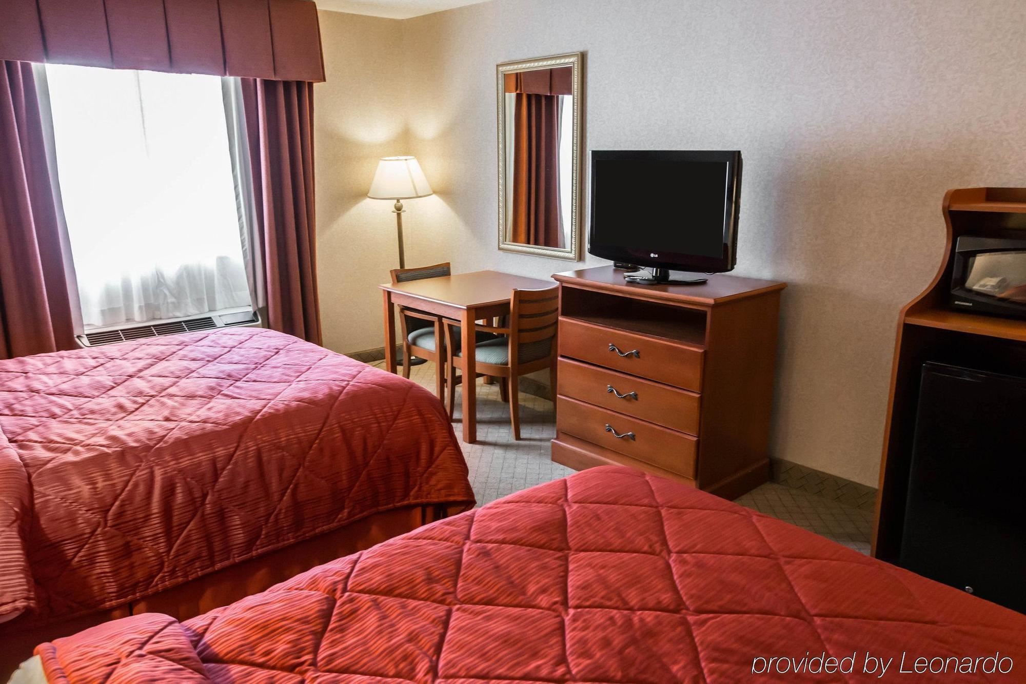 Quality Inn & Suites Woodstock Near Lake Geneva Εξωτερικό φωτογραφία